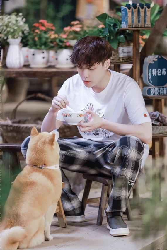 张艺兴《向往的生活5》做家长 与“小朋友”欢度六一