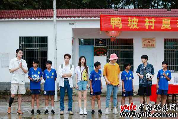 《完美的夏天2》李汶翰“赶猪”发挥惊艳 利路修冲浪再度挑战自我