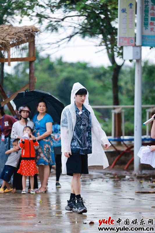 《完美的夏天2》李汶翰“赶猪”发挥惊艳 利路修冲浪再度挑战自我