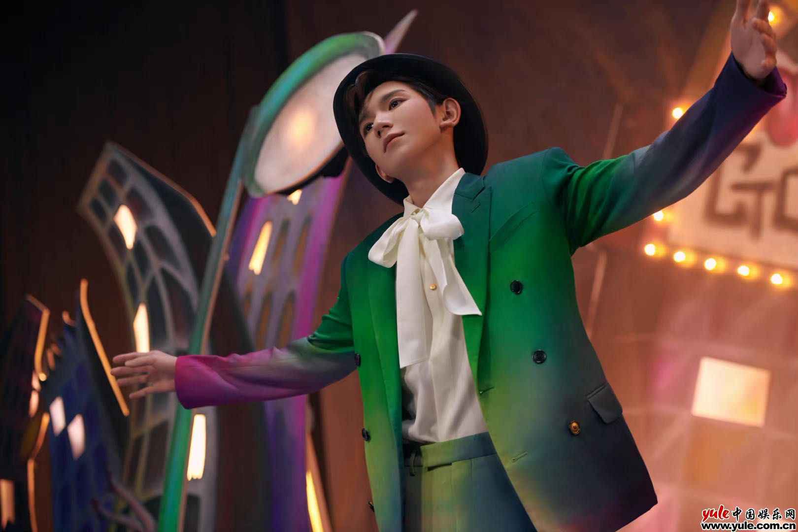 王源《夏野了》解锁新音源 《疯人公园》MV化身魔术师演绎破格世界