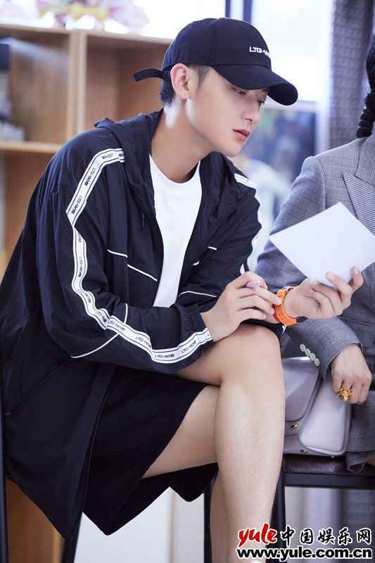 黄子韬《萌探探探案》重返校园聚焦亲子关系 追忆父亲痛哭直戳泪点