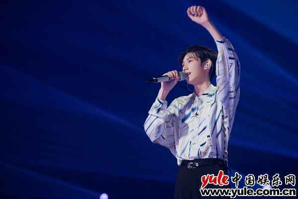 王源《谁是宝藏歌手》再唱《姑娘》 低吟浅唱温柔氛围满分