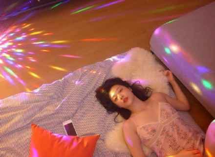 崔雪莉再发大尺度睡衣照片 躺地板诱惑