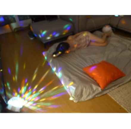 崔雪莉再发大尺度睡衣照片 躺地板诱惑