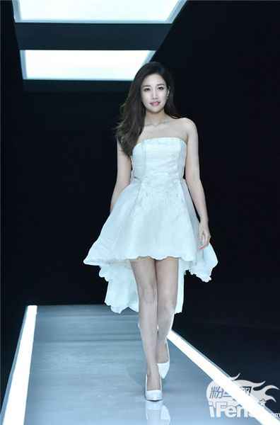 A-Lin低胸洋装拍广告 不畏霸王级寒流