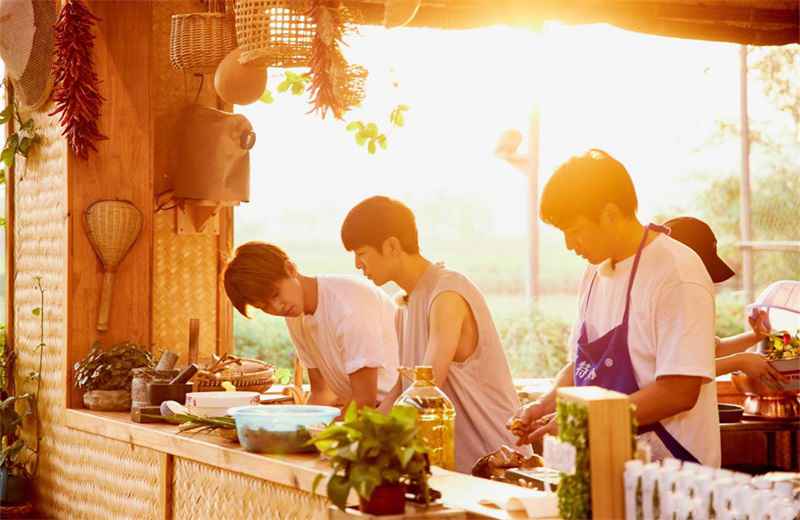 《向往的生活》任嘉伦许魏洲首次做客蘑菇屋，欢度泼水节，吃豪华年夜饭