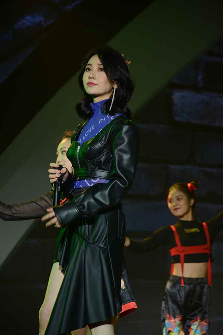 冯家妹献唱大学生电视节 全新曲风盛赞蓉城之美