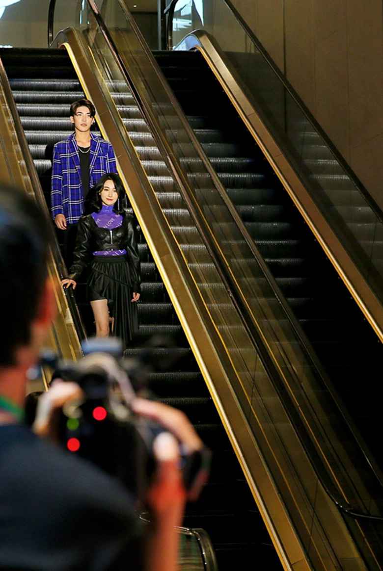 冯家妹献唱大学生电视节 全新曲风盛赞蓉城之美