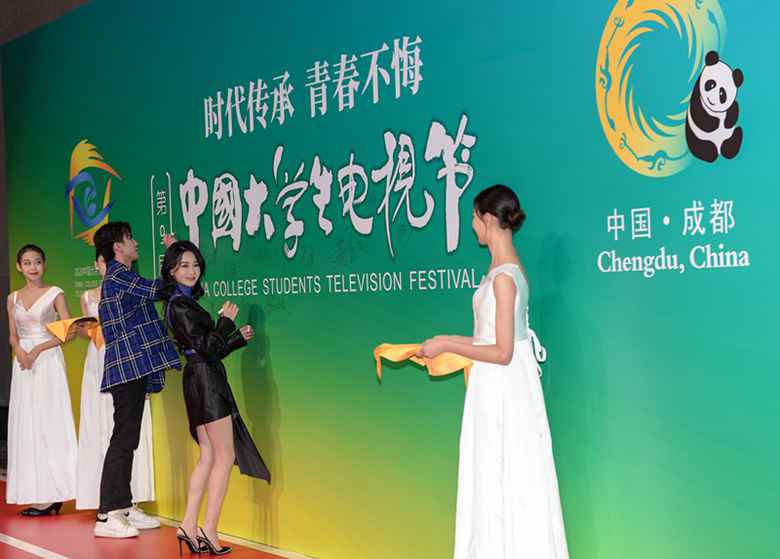 冯家妹献唱大学生电视节 全新曲风盛赞蓉城之美