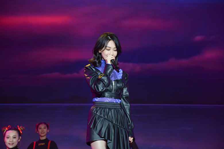 冯家妹献唱大学生电视节 全新曲风盛赞蓉城之美