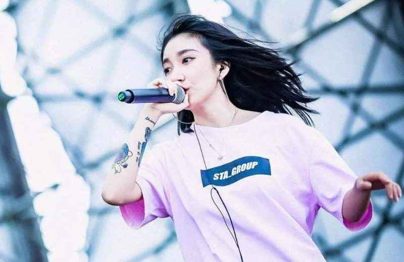 《青春有你2》落幕，九人成团，乃万因排第十无缘出道，机场粉丝热情让她感动落泪