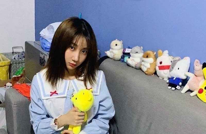 《青春有你2》落幕，九人成团，乃万因排第十无缘出道，机场粉丝热情让她感动落泪