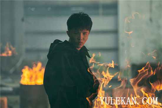 小宇-宋念宇全新单曲《脸》正式上架，MV废墟取景小宇「被火围绕」现场缺氧！