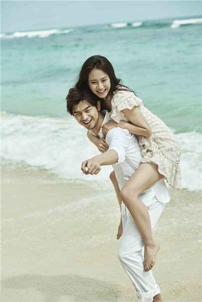 橙汁夫妇婚纱照曝光 陈柏霖再登封面