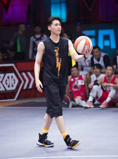 《我要打篮球》首播 李易峰再当篮球领队 大秀球技赢得满场欢呼