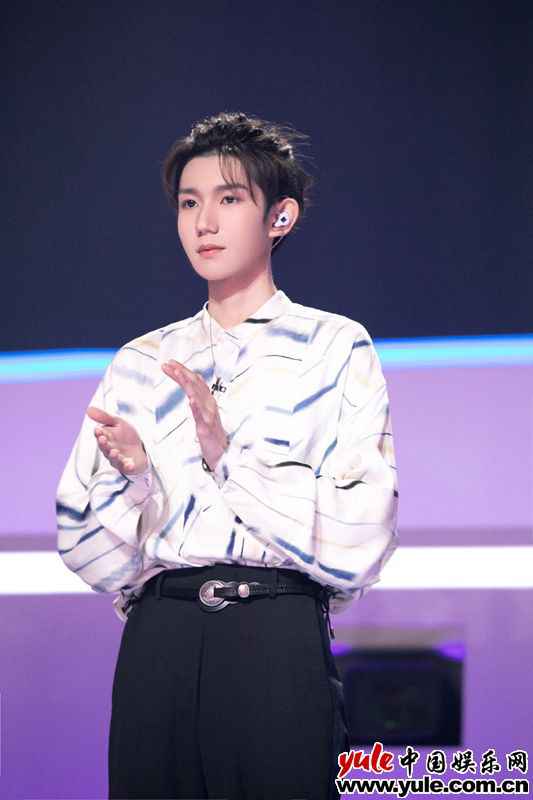 王源《谁是宝藏歌手》收官 担任推荐人代表尽显幽默本色