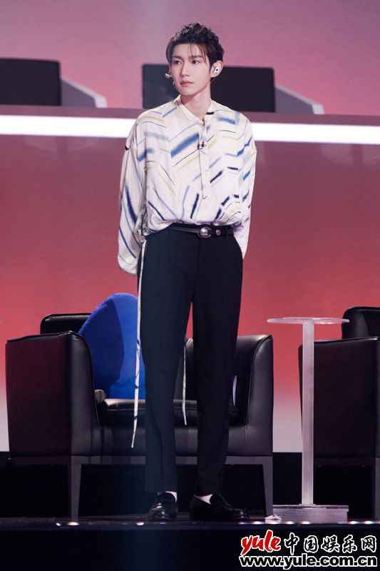 王源《谁是宝藏歌手》收官 担任推荐人代表尽显幽默本色