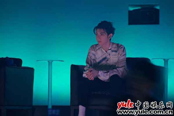 王源《谁是宝藏歌手》收官 担任推荐人代表尽显幽默本色