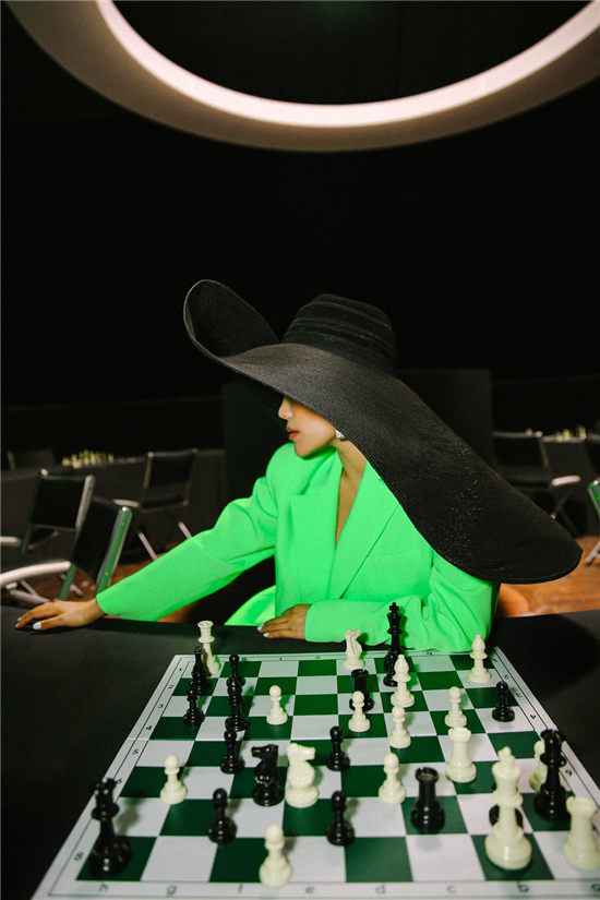 袁娅维全新单曲《不亏不欠》上线