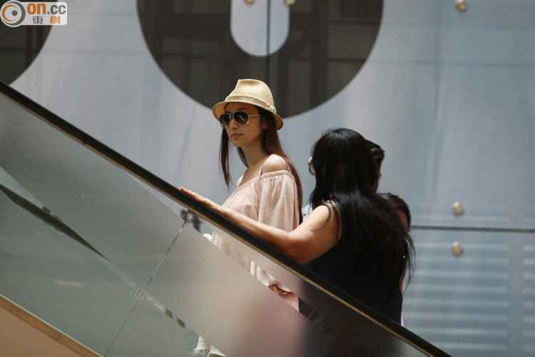 吴佩慈香港挺二胎6月孕肚逛街 有望入豪门？