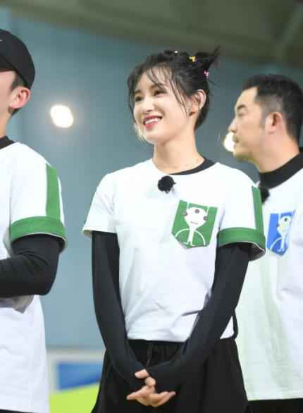 《奔跑吧》苏青造型引热议 运动技能满分暖心获称赞