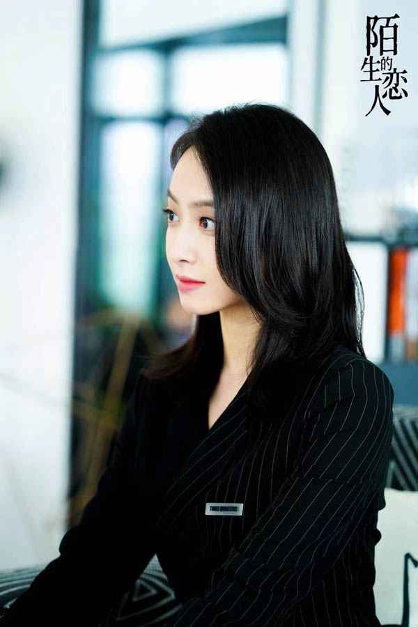 宋茜《陌生的恋人》火热播出 真假罗芊仪寻找自我