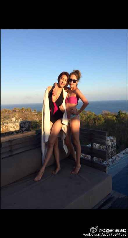 杨谨华晒与萧亚轩性感泳装照 为闺蜜庆生