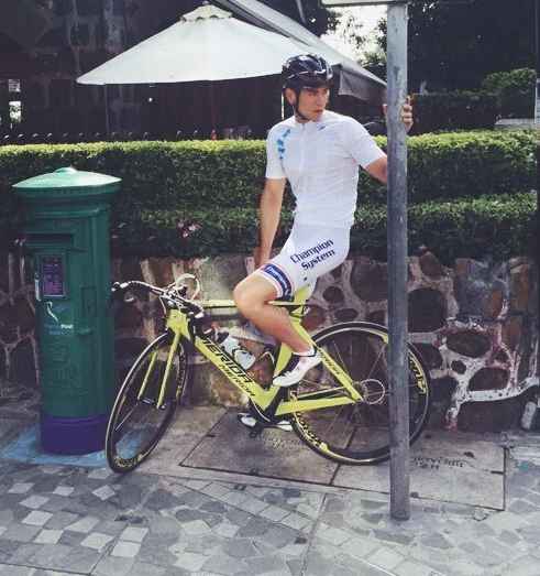 彭于晏骑车到脚软 运动装难掩结实肌肉