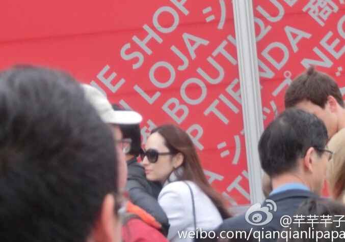 吴佩慈纪晓波游卢浮宫 排队搂抱似连体婴