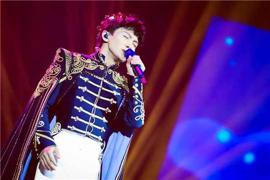 周深古风长袍现身“C-929星球”南京站引热潮