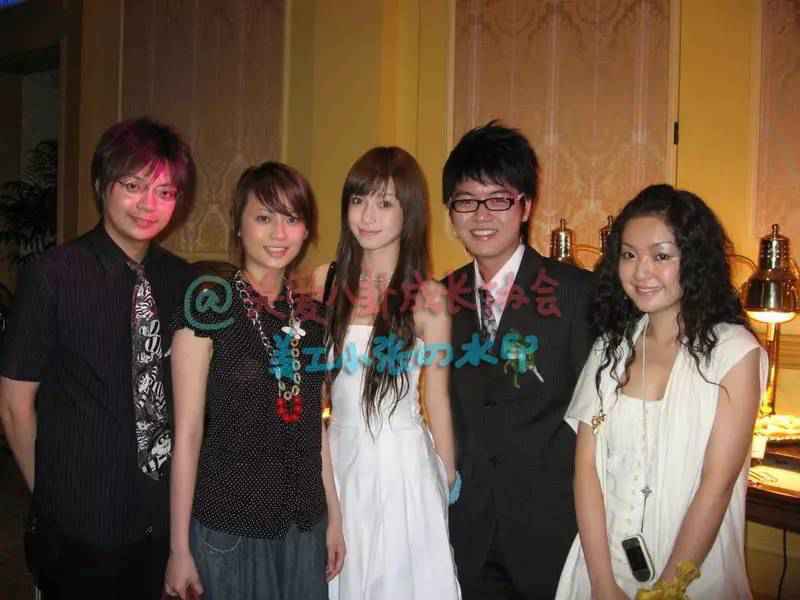 曝Angelababy16岁打工照面容青涩