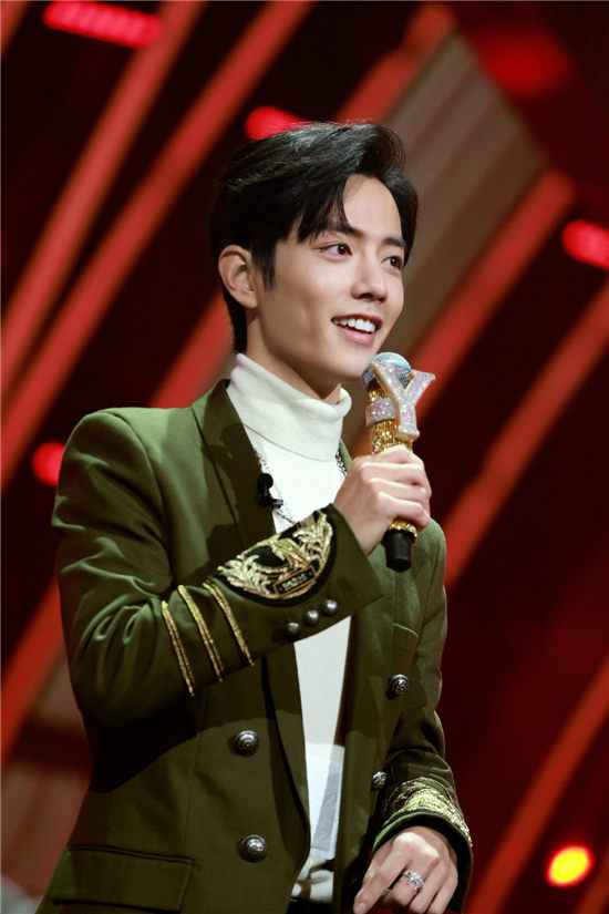 演员肖战墨绿色西装喜提热搜，演唱《我们的歌》苏到炸