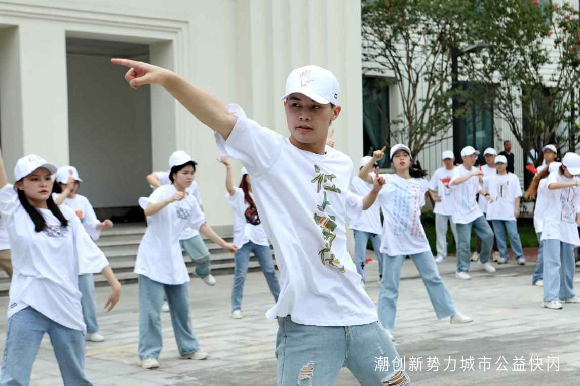 走上成都街头的行为艺术,赋能“川派”时尚的文化创意