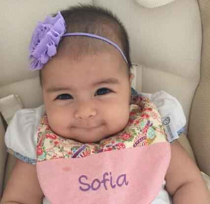 梁咏琪抱女儿温馨合影 混血小公主遗传妈妈美貌