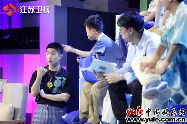 《超脑少年团》抵达“逆行力之星” 选手互放“狠话”火药味足