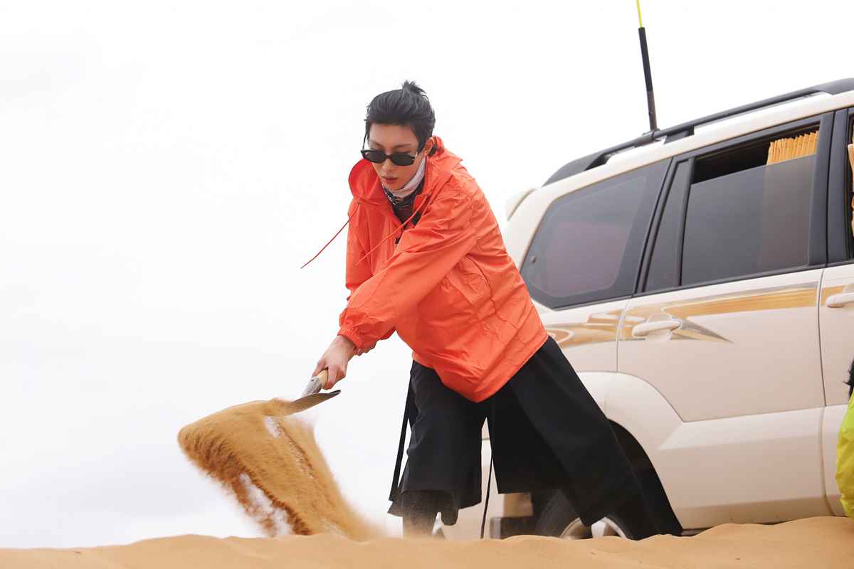 《爸爸带你闯一夏》向佐徒步穿越戈壁滩 奥斯卡沙漠越野遇险情?