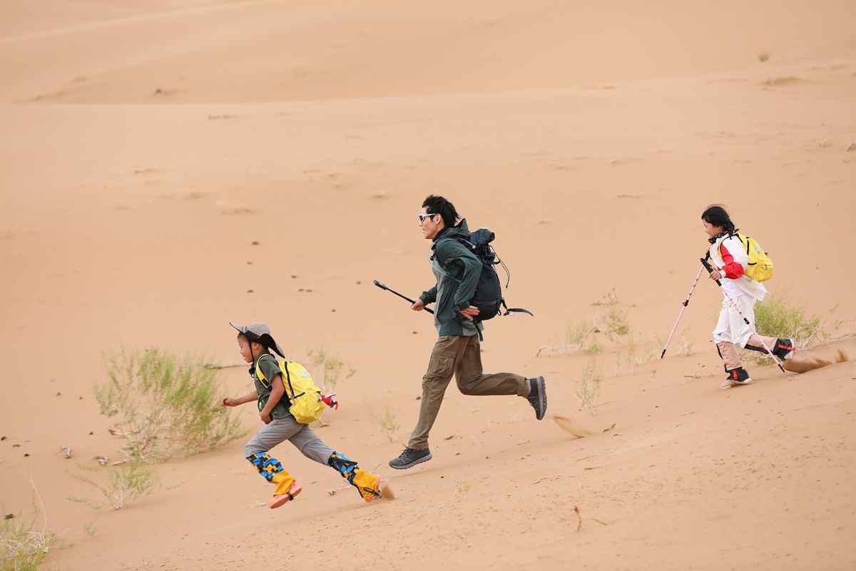 《爸爸带你闯一夏》向佐徒步穿越戈壁滩 奥斯卡沙漠越野遇险情?