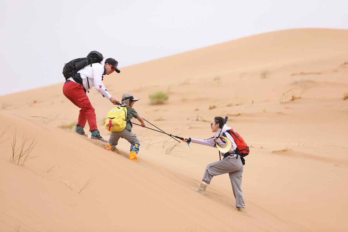 《爸爸带你闯一夏》向佐徒步穿越戈壁滩 奥斯卡沙漠越野遇险情?