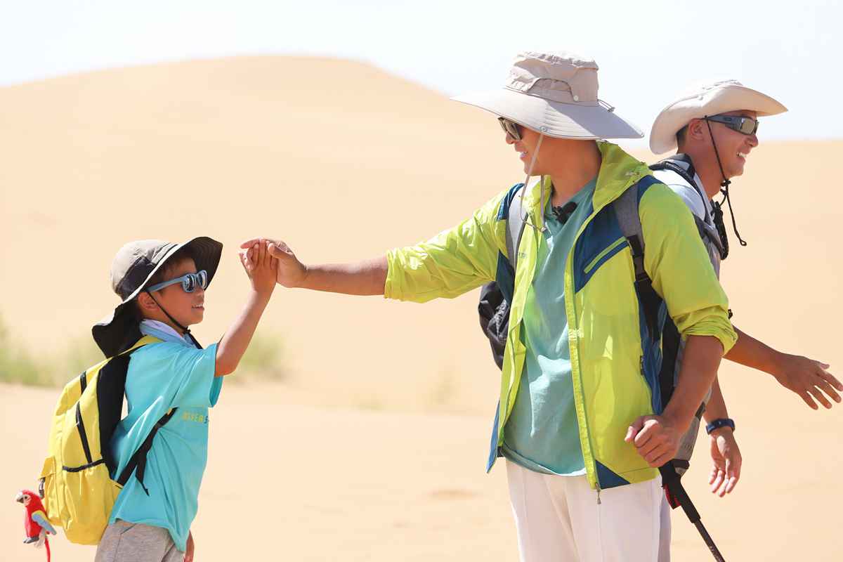 《爸爸带你闯一夏》向佐徒步穿越戈壁滩 奥斯卡沙漠越野遇险情?