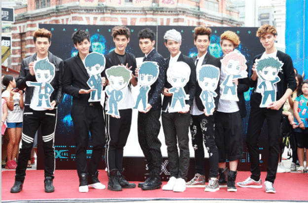 华人男团SpeXial新专辑玩神秘 突现身西门町闹区瘫痪街头