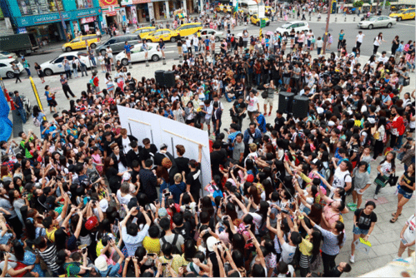 华人男团SpeXial新专辑玩神秘 突现身西门町闹区瘫痪街头