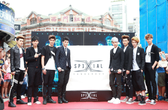 华人男团SpeXial新专辑玩神秘 突现身西门町闹区瘫痪街头