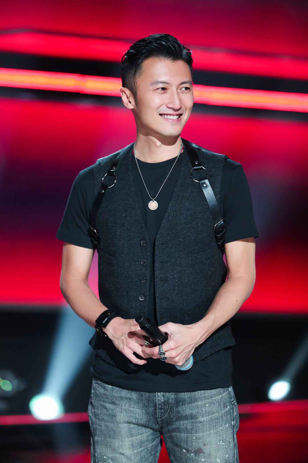 谢霆锋再登《中国好声音》,发布会用李宇春名字唱《无价之姐》