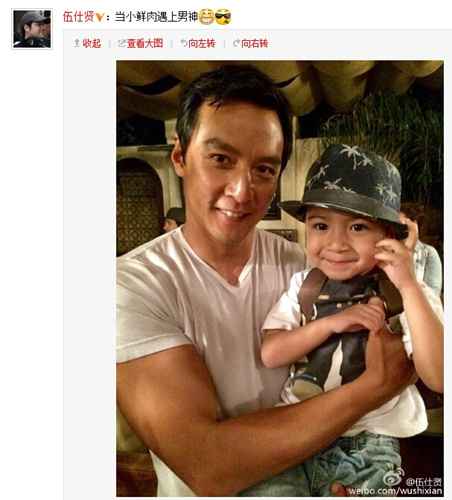 吴彦祖抱伍仕贤儿子微笑 壮硕肌肉抢镜
