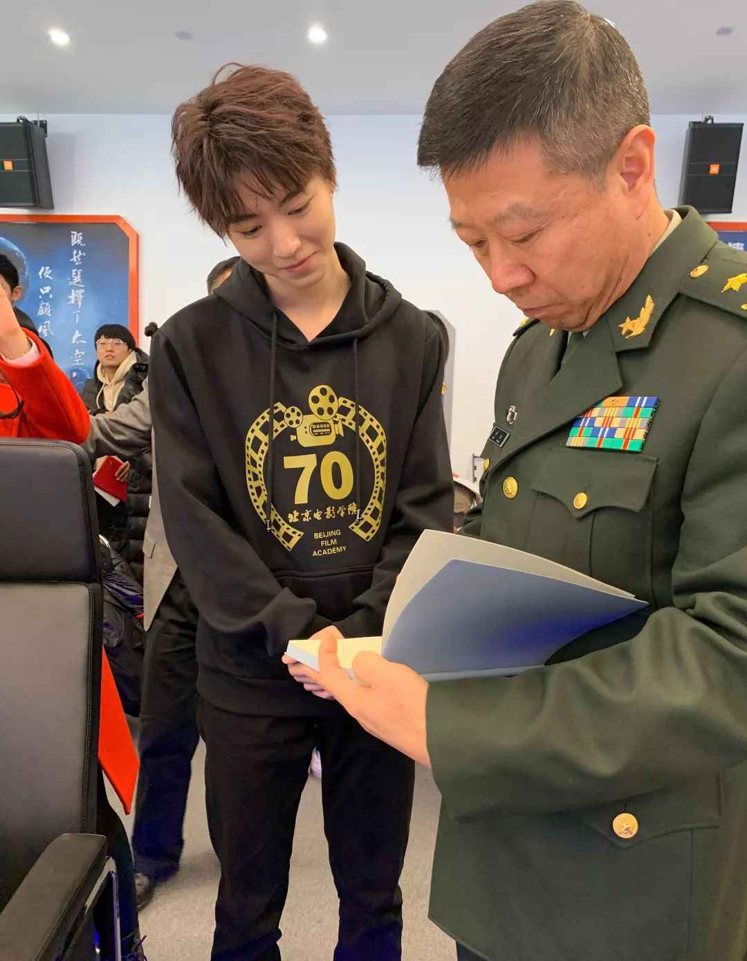 王俊凯空降18首歌曲!占据飙升榜前30,前三首厉害了!