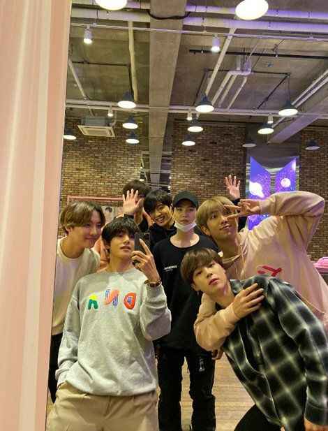 方时赫亮相防弹少年团终场演唱会一张照登顶热搜榜!