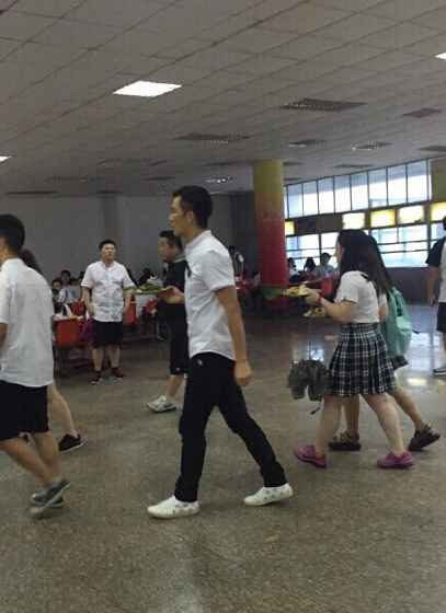 《上学》钟汉良平地摔倒出糗 提醒路滑暖心