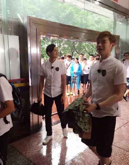 《上学》钟汉良平地摔倒出糗 提醒路滑暖心