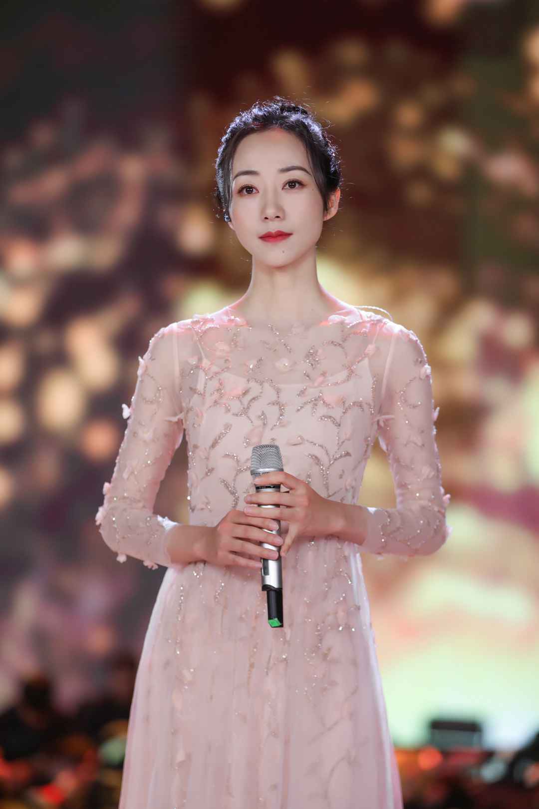 央视跨年晚会今晚播出 韩雪动情演唱《追光者》