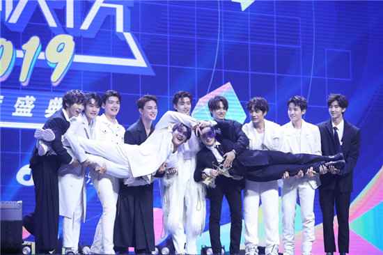 莫文蔚获封亚洲影响力歌手 蔡徐坤激动亲吻奖杯